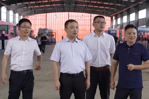 Deputy Secretary supervises the construction of key projects  of Huayao